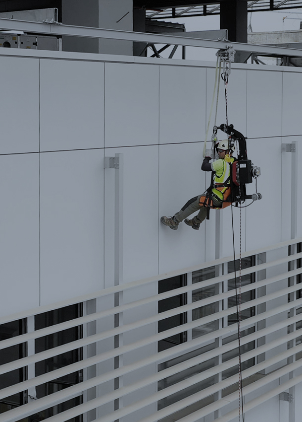 Ropeclimber lifting hoist suspended from rail